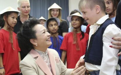Peng Liyuan Pays a Visit in Belgrade for Special Education School